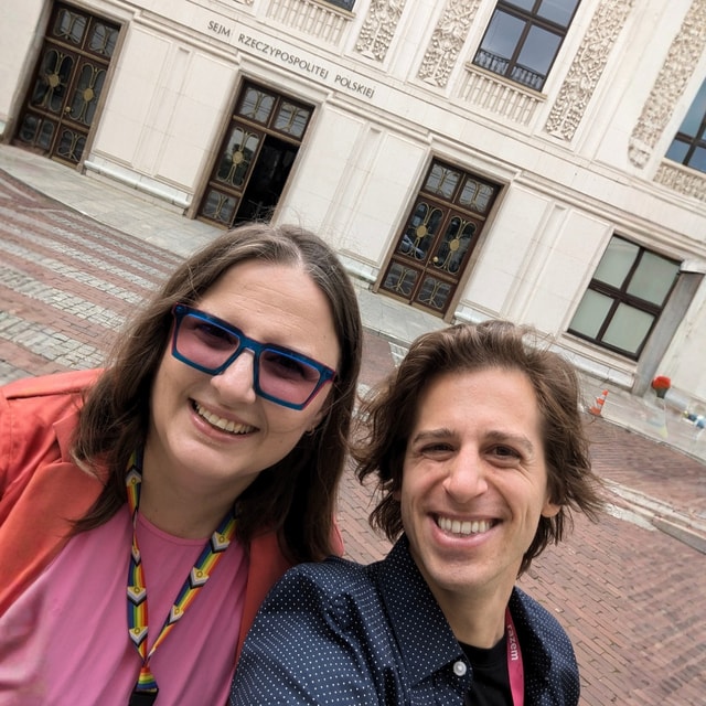 Zdjęcie selfie Mateusza Jarczyńskiego i Marty Stożek przed wejściem do Sejmu.